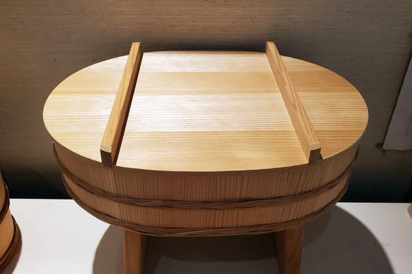 通気性の良い杉を使用して、適度に水分が抜けご飯が美味しくなります。寿司桶として使うのはもちろん素麺・釜揚げうどんやお料理を盛りつけたりと使い道は多様です。