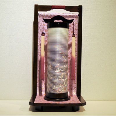 国指定の伝統工芸品の「八女提灯」。創作の盆提灯で組立不要で収納が簡単な次世代型盆提灯です。八女の伝統記述の盆提灯に、京都の高級布を背後に組み合わせた気品ある品物です。