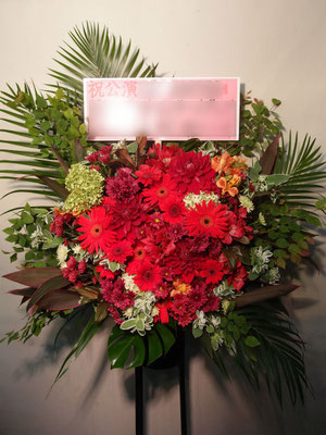 赤、レッドのスタンド花。東京都23区送料無料。目黒区からお届け。