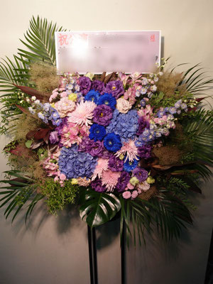紫色（Purple）のスタンド花。東京都23区送料無料。目黒区からお届け。