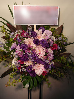 紫色（Purple）のスタンド花。東京都23区送料無料。目黒区からお届け。