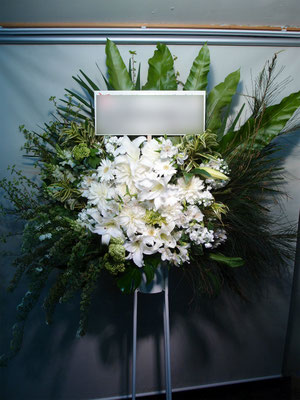 白（White）のスタンド花。東京都23区送料無料。目黒区からお届け。