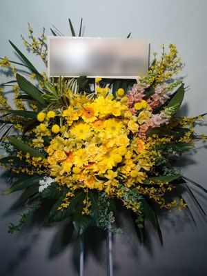 黄色（Yellow）のスタンド花。東京都23区送料無料。目黒区からお届け。