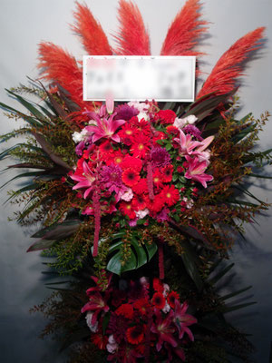 赤、レッドのスタンド花。東京都23区送料無料。目黒区からお届け。