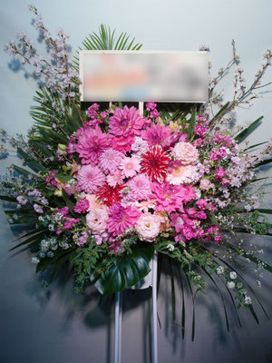 ピンク（Pink）のスタンド花。東京都23区送料無料。目黒区からお届け。