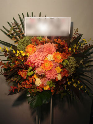 オレンジ色（Orange）のスタンド花。東京都23区送料無料。目黒区からお届け。