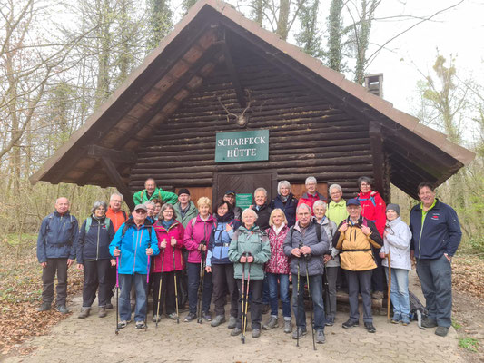 Gruppenbild an der Scharfeckhütte