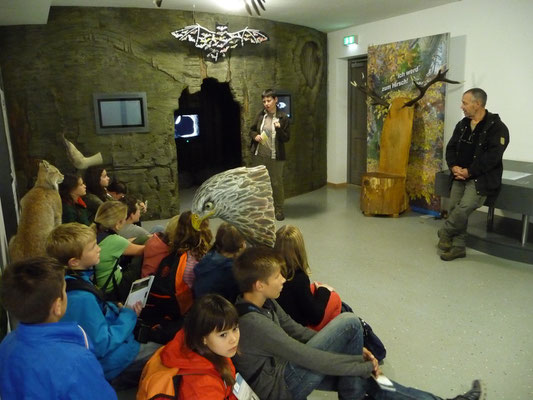 Die NABU-Ausstellung im Buchenhaus ist auch Treffpunkt für NAJU-Veranstaltungen, sei es eine Rallye durch den Wildtierpark oder wie hier ein Treffen mit dem Naturfotografen Manfred Delpho, der den Kindern Naturerleben mit der Kamera vermittelt.