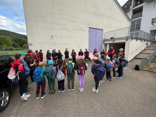Besammlung am Morgen früh bei der Turnhalle in Rickenbach