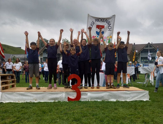 Das jüngere Team ist auf dem 3 Platz im Seilziehen :) 