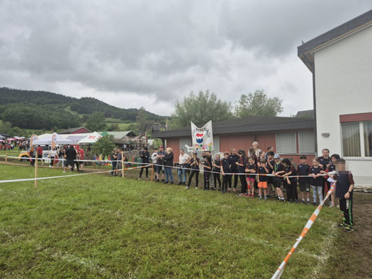 Die jüngere Gruppe beim Seilziehen anfeuern. 