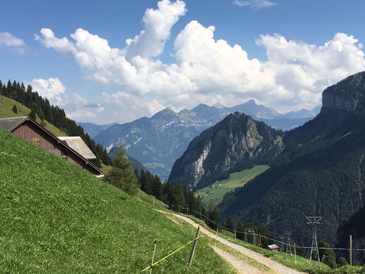 Aussicht vom Gitschenen Richtung Isenthal und Vierwaldstättersee