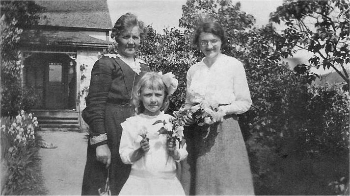 Mary Johnson, Mary Kerr (Jacobson) – teacher, and Vivian Johnson (Myers), circa 1917