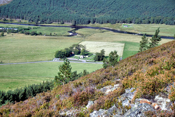 Blick vom Creag Choinnich auf den Friedhof von Braemar