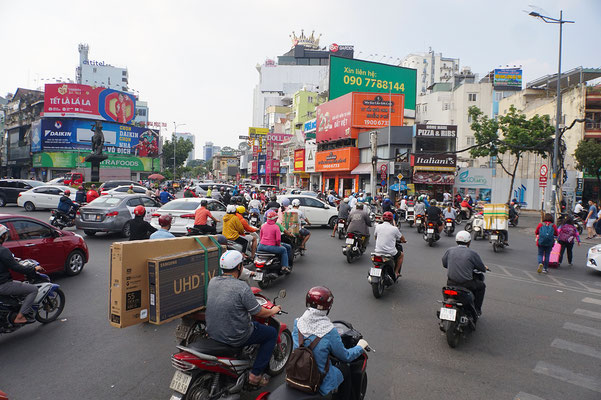 Vietnam - Saigon - Kreuzungschaos - Da können wir Stunden zusehen