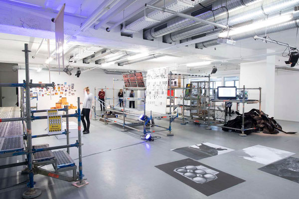 Ausstellungsansicht scenes never rest 2022 in der Halle der PLATFORM Foto: Toby Binder