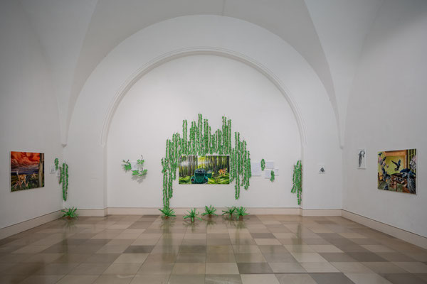 Tatjana Utz: Reale Utopien, links: Rehe, mitte: Wolf, rechts: Die Vögel, Installation / Supernature, Galerie der Künstler München, 2021 Foto: Edward Beierle