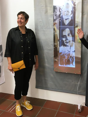 Monika Humm vor Reflexionen, 2021, Mixed Media Installation, 200 x 150 cm Ausstellungsansicht: Ein ungeschriebener Roman, Kunstverein Landshut