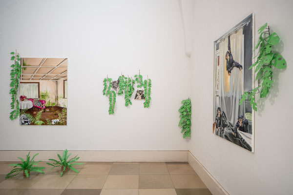 Tatjana Utz: Reale Utopien, links: Waschbären, rechts: Affen, Installation / Supernature, Galerie der Künstler München, 2021 Foto: Edward Beierle