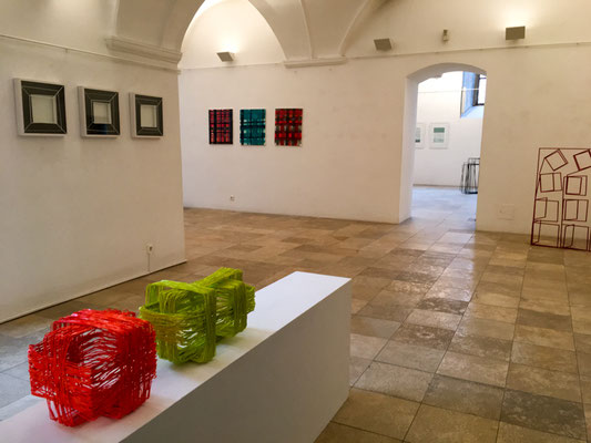 Ausstellungsansicht AUS PRINZIP, Skulptur: Sabine Straub, Objekte: Christine Ott, Malerei: Monika Humm