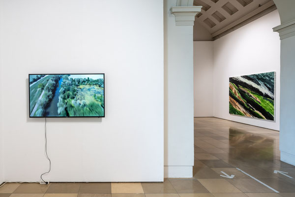 links: Patricija Gilyte: Extension, Donau_Wald_Floß, 4K Video ohne Sound rechts: Monika Humm; Volcanism 31, MT auf LW/Holz / Galerie der Künstler München, 2021 Foto: Edward Beierle