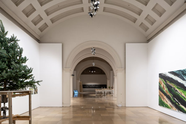 links: Patricija Gilyte: Keeping fingers crossed, Blaufichte, Drehmotor  mitte: Oliver Westerbarkey und Ben Goossens  rechts: Monika Humm: Volcanism, Mt auf LW / Galerie der Künstler München, 2021 Foto: Edward Beierle