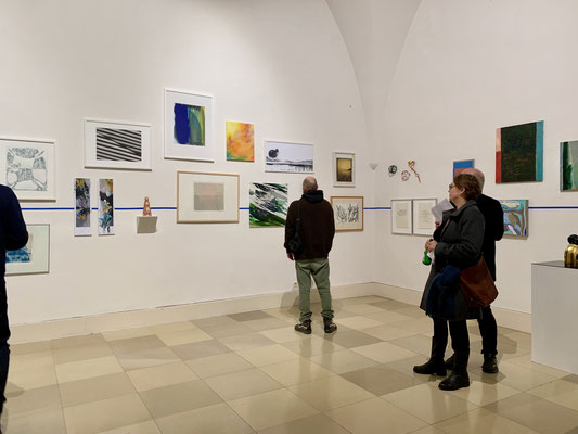 Ausstellungsansicht: Alles immer jetzt, Galerie der Künstler*innen, München am 8.12.2022