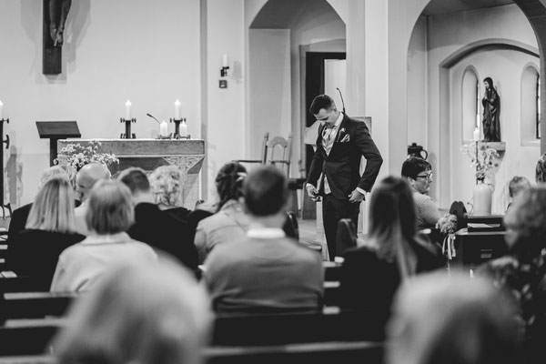 Bräutigam wartet nervös am Altar auf seine zukünftige Frau.