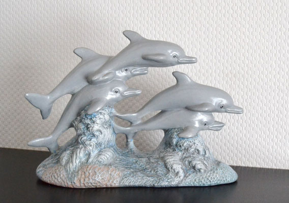 Delphingruppe aus Keramik