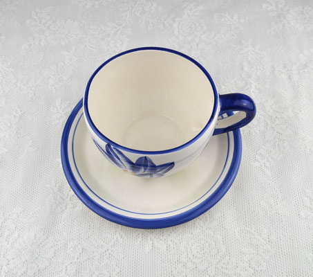 Große Tasse weiß-blau mit Tulpenmotiv