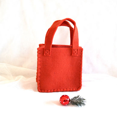 Geschenktasche rot aus Filz mit Holzanhänger