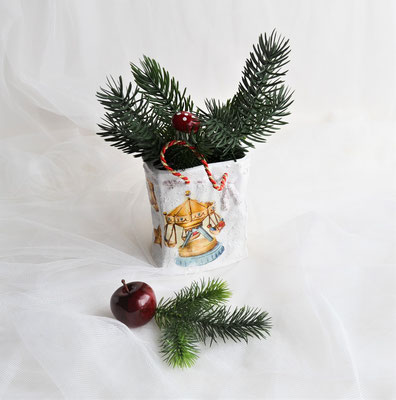 Keramiktüte mit weiß-bunt mit Weihnachtsmotiven