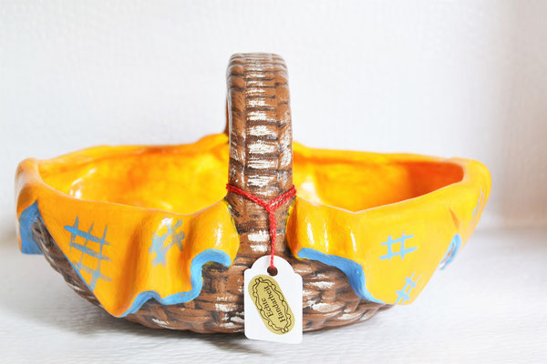 Geflochtener Korb mit Serviette aus Keramik