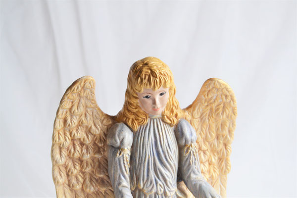 Engel aus Keramik mit großen Flügeln in zartblau-gold