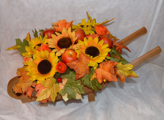 Herbstgesteck im Holzschubkarren 1a
