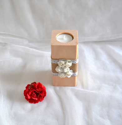 Teelichthalter aus Holz mit romantischer Dekoration