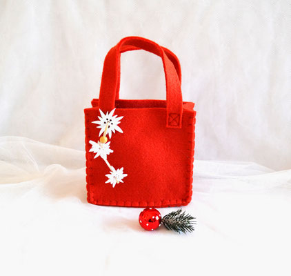 Geschenktasche rot aus Filz mit Holzanhänger
