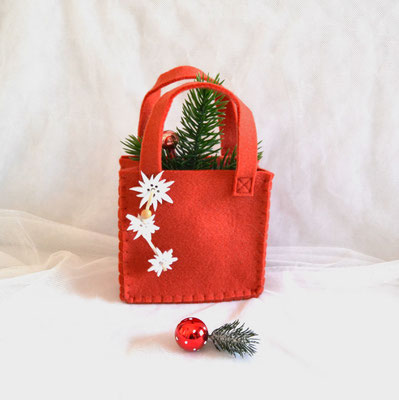 Geschenktasche rot aus Filz mit Holzanhänger