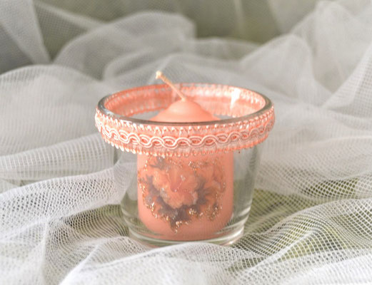 Teelichtglas mit Stoffbordüre und Kerze in lachs