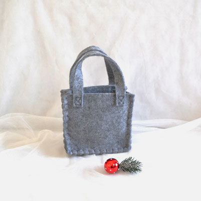 Geschenktasche grau aus Filz mit Holzanhänger