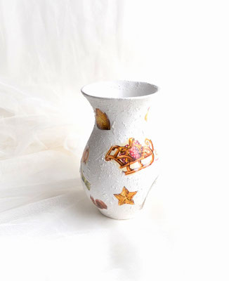 Diese Vase ist aus Keramik und ist als Teelicht gestaltet. 