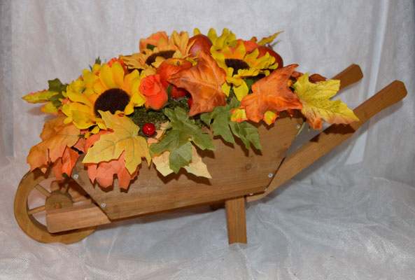 Herbstgesteck im Holzschubkarren 1a