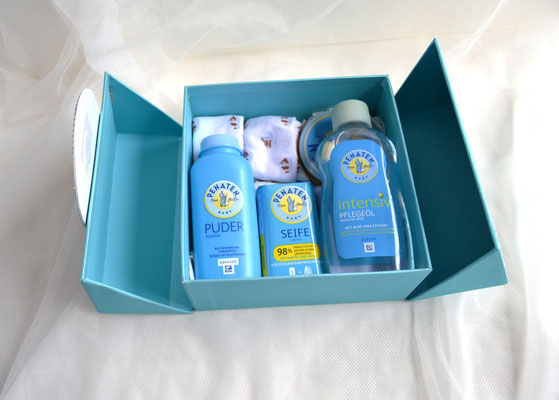 Geschenkbox Baby hellblau, gefüllt mit Söckchen, Seife, Öl, Creme und Puder