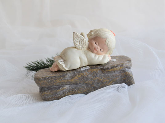 Schlafender Engel auf Stein in cremeweiß