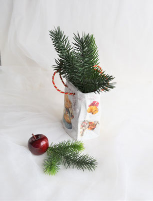 Keramiktüte mit weiß-bunt mit Weihnachtsmotiven