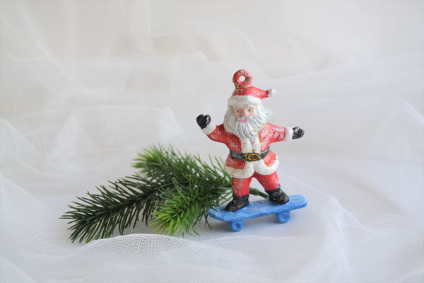 Nikolaus auf Skate Board rot-weiß