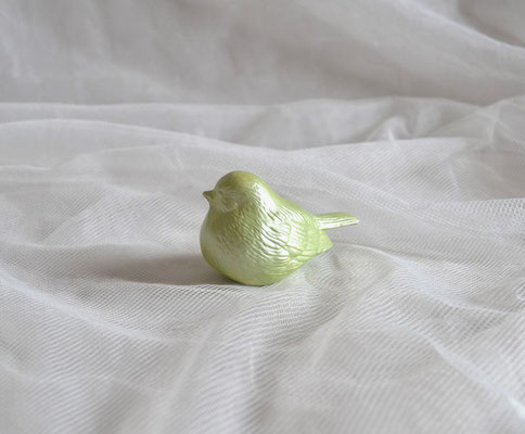 Kleiner grüner Vogel aus Keramik von Hand bemalt.