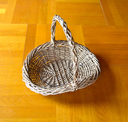 Geräumiger Präsentkorb "goldfarben". 