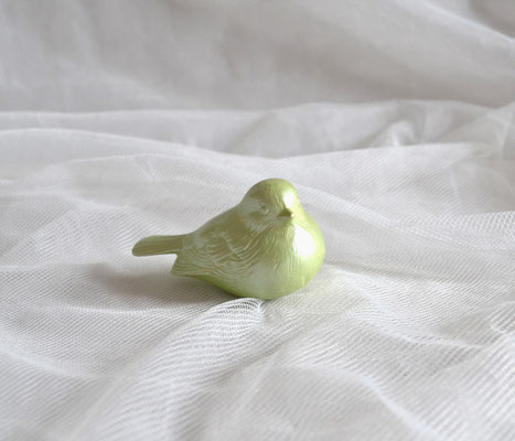 Kleiner grüner Vogel aus Keramik von Hand bemalt.