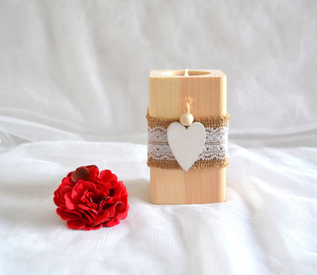 Teelichthalter aus Holz mit romantischer Dekoration